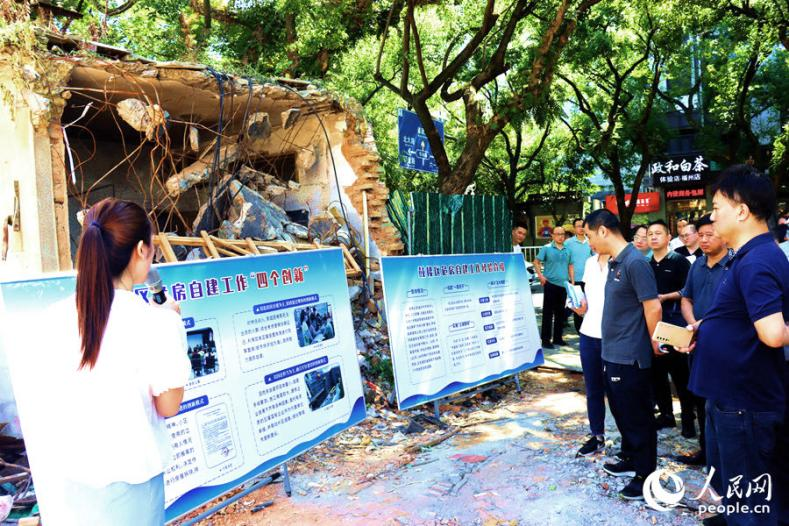 参会人员一行调研鼓屏路182号、186号危房处置情况。人民网记者 陈蓝燕摄