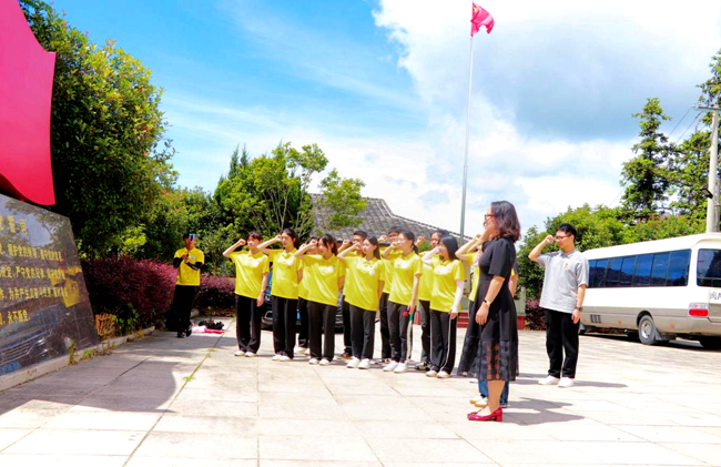 在罗峰党校，福师大化材学院党委副书记张娴带领实践队成员重温入党誓词。许木榕摄