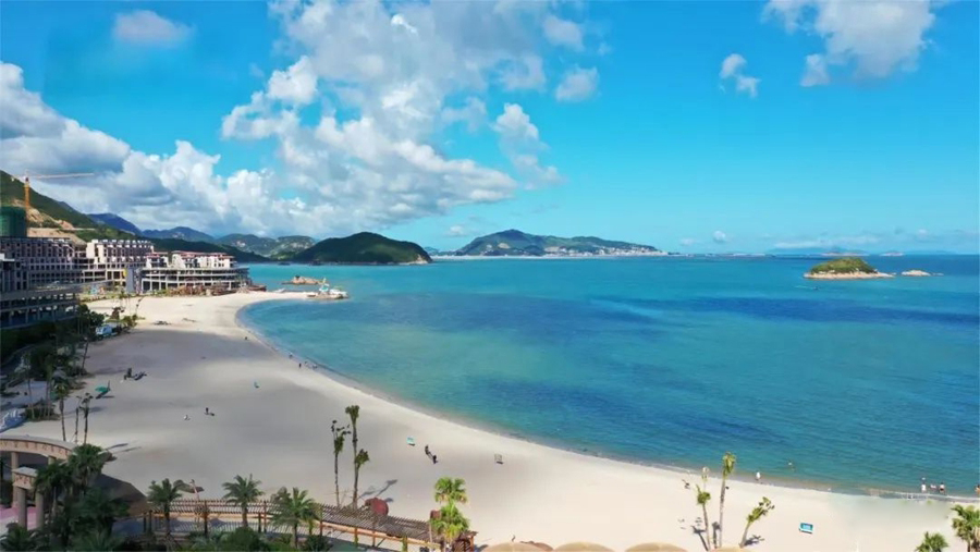 定海湾沙滩，山环海拥，可以体验一站式旅居。