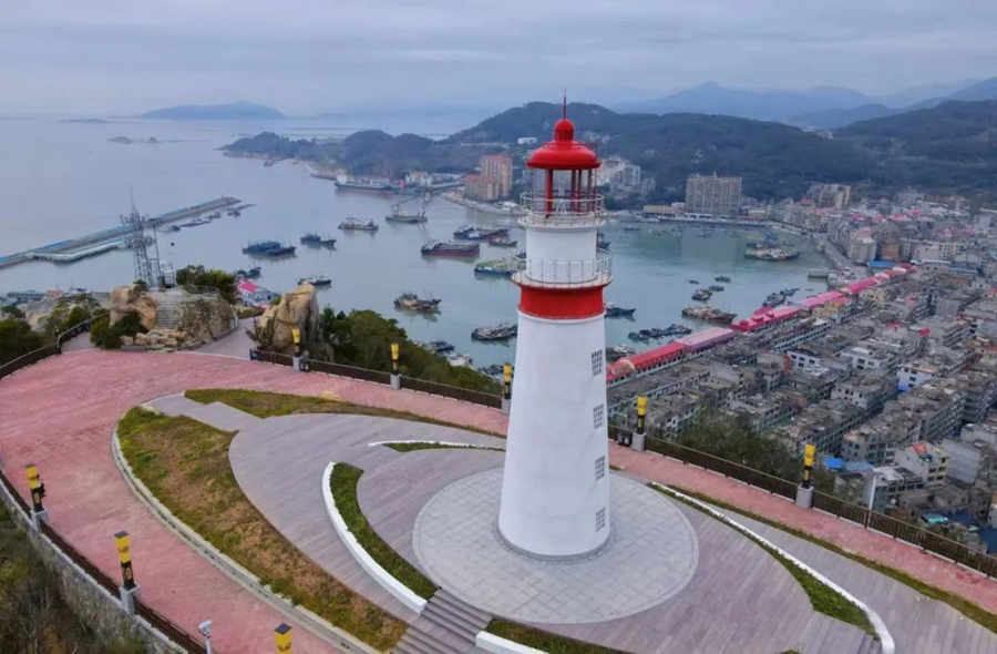 醉美灯塔，白日蔚蓝大海辽阔无际，夜晚万家灯火近在眼前。