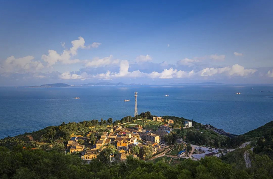 古石村，崖壁与海彼此交织，山海相融间自有一方天地。