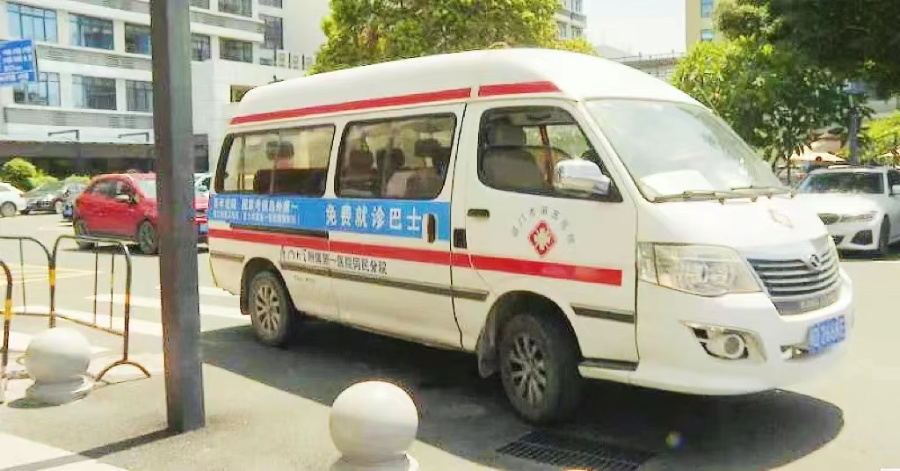 免费班车分为新圩线和大嶝线两条线路，可沿线服务新圩、内厝、马巷、大嶝和新店等镇街的群众。厦门市第五医院供图