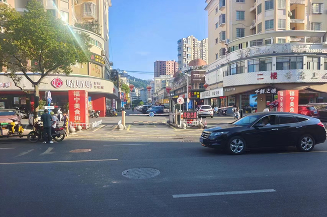 改造后的好万佳小区增设了保安亭。李长策摄