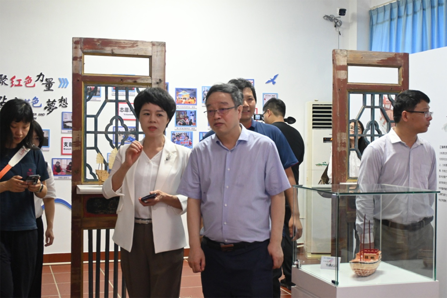 与会领导、嘉宾参观调研海洋帆船文化艺术展。东山县融媒体中心供图
