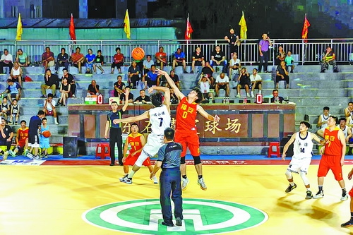 翔安代表队（红方为翔安队）在福建省2023年和美乡村篮球大赛的比赛现场。（王沧海 摄）