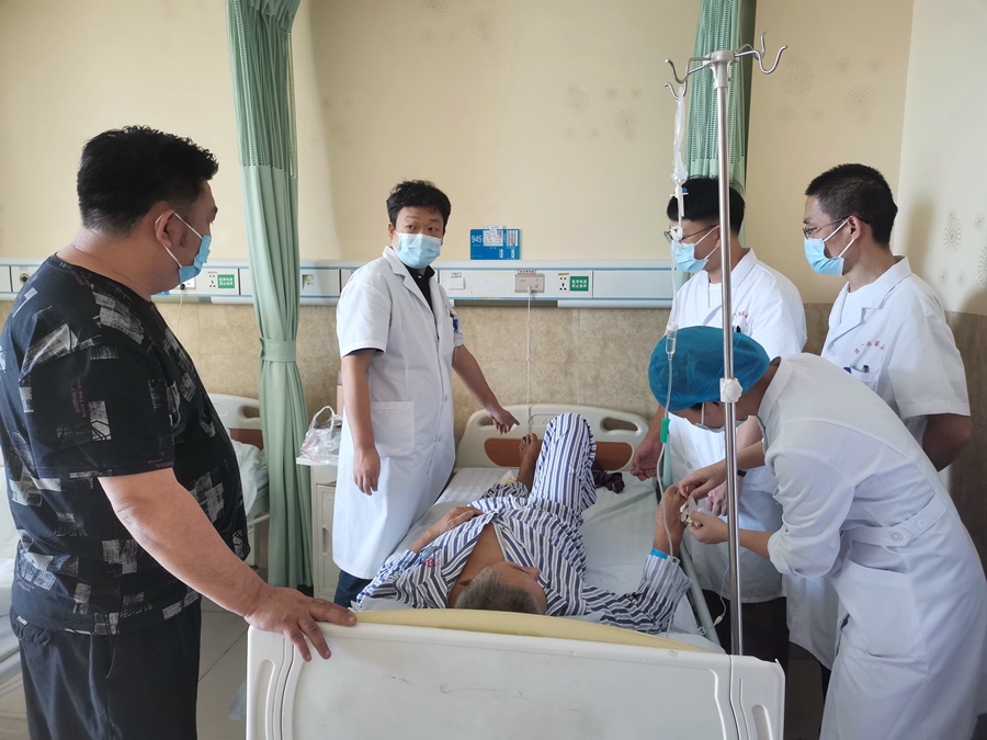 刘亚林教授（左二）正在查房，对科室医生带教指导。厦门市第五医院供图