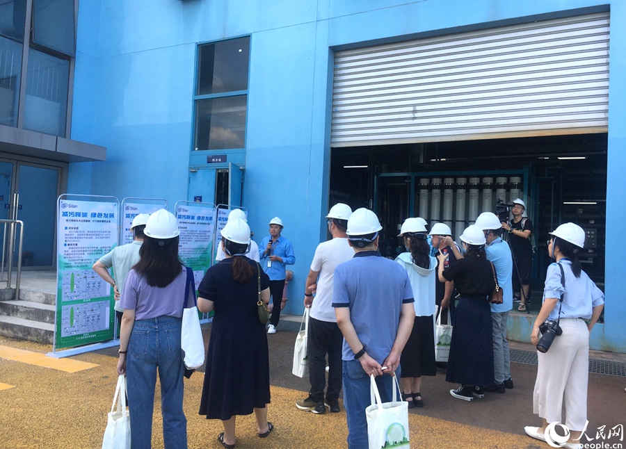 与会人员实地参观减污降碳项目。人民网 余乃鎏摄