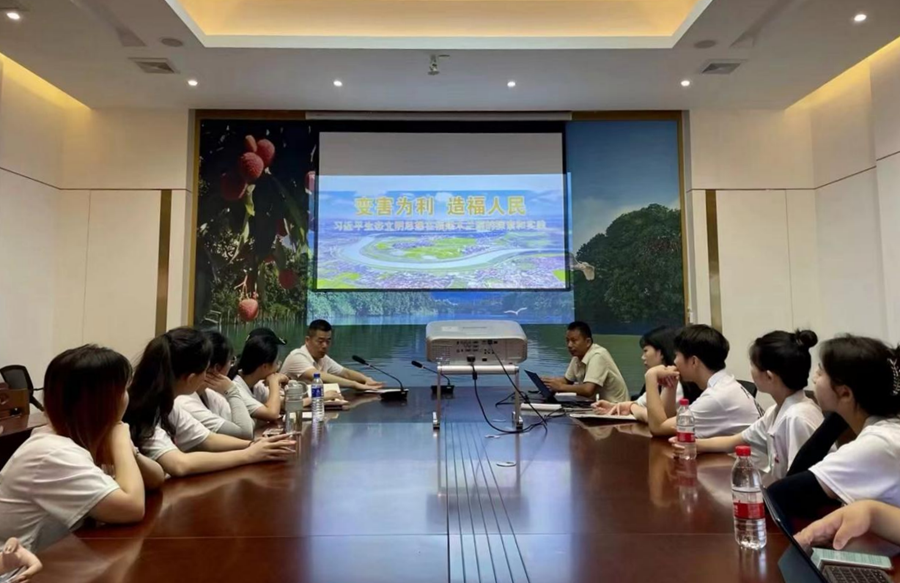 实践队成员与莆田市木兰溪水利管理处主任交流座谈。吕佳摄