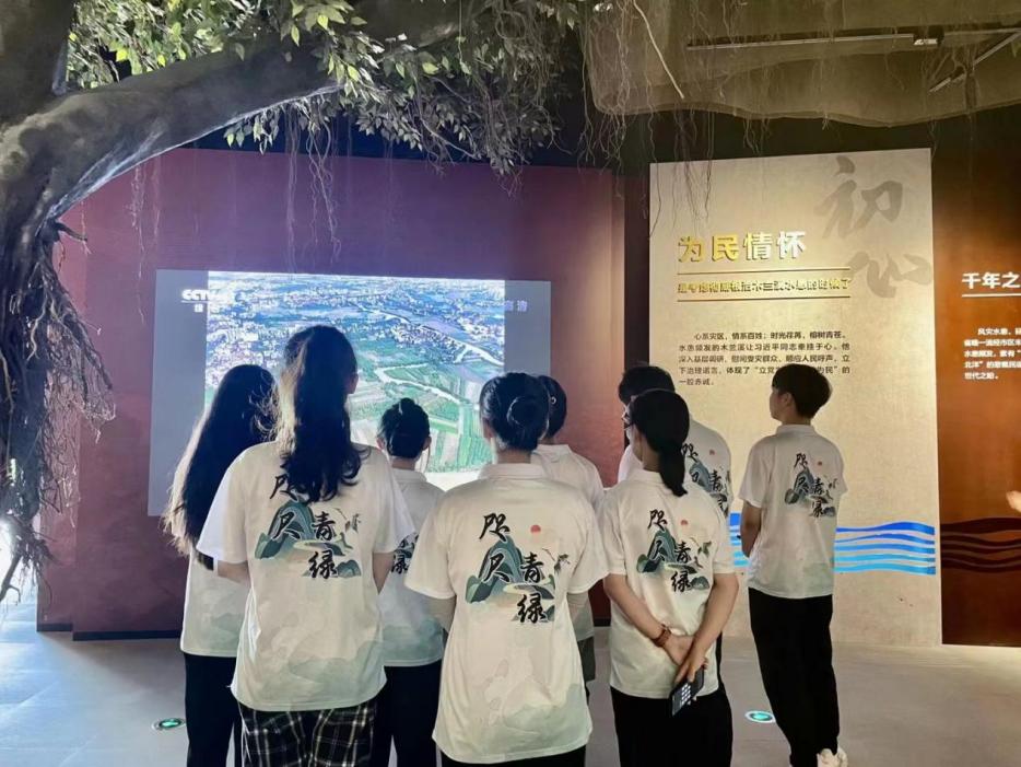 实践队成员参观木兰溪治理展示馆。吕佳摄
