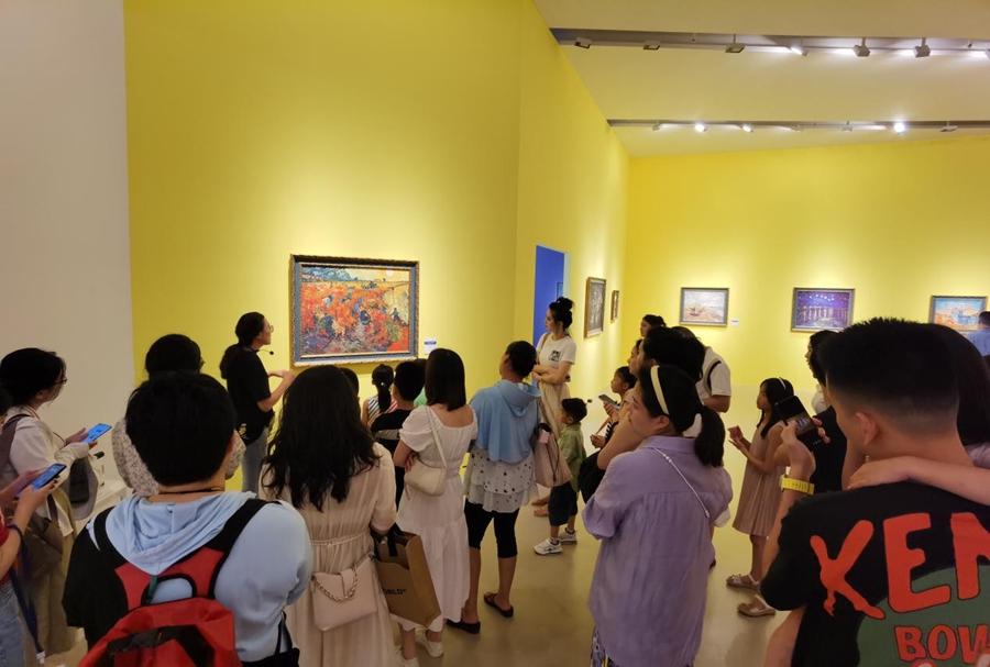 市民在专业讲解员带领下欣赏梵高画作。中建海峡供图