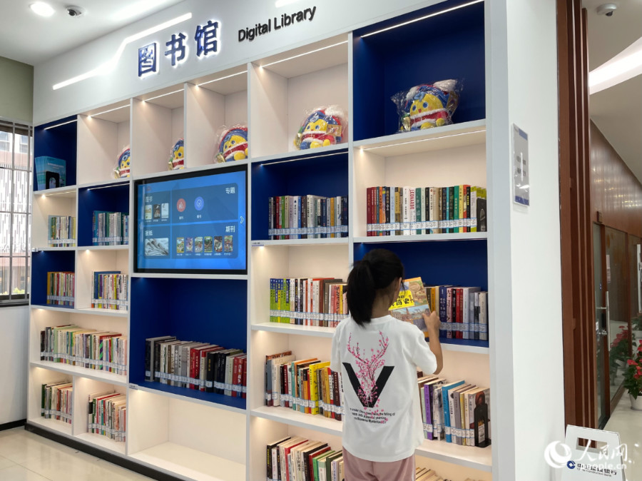 “近邻图书馆”藏书达5000册,还有海量的电子图书、报纸、期刊等供市民借阅。人民网 张萌摄