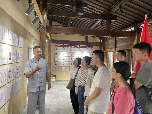 青年干部学员们听取讲解员关于前洋村的历史介绍。古田县融媒体中心供图