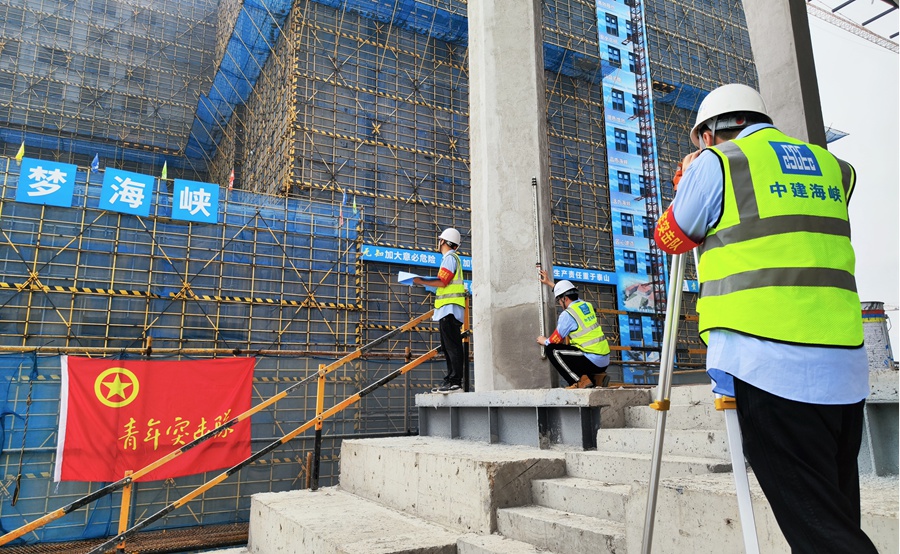 青年突击队员对体育馆进行建筑沉降观测。中建海峡供图
