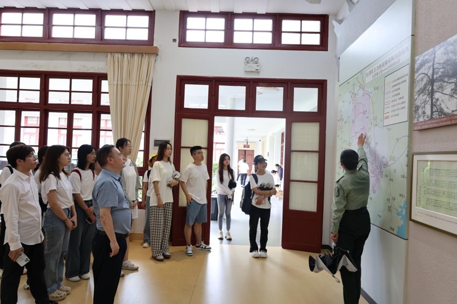 调研团师生认真聆听历史讲解。