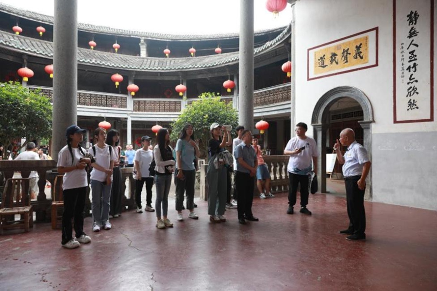 师生一行认真聆听讲解。
