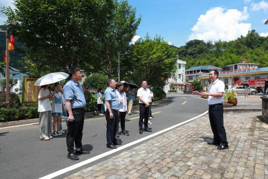 调研团一行深入基层乡村。