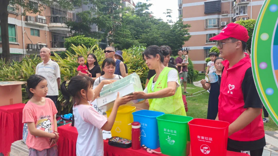 现场开设的垃圾分类、安全生产等宣传活动,为居民们提供“一站式”服务。嘉莲街道供图