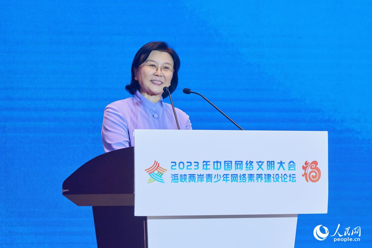 中国政策科学研究会会长、人民日报社原副总编辑马利作主旨演讲。人民网摄