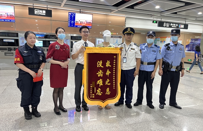 厦门市民庄女士为厦门地铁吕厝车站的值班班组送上锦旗。朱海钰摄