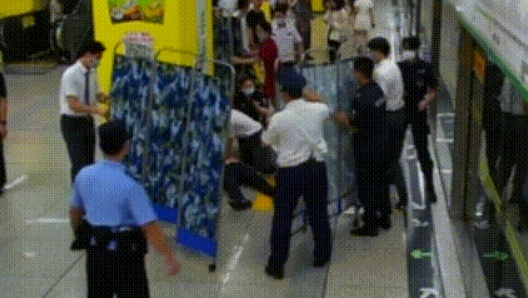 值班班组疏散围观乘客，用屏风隔离抢救空间。厦门轨道集团供图