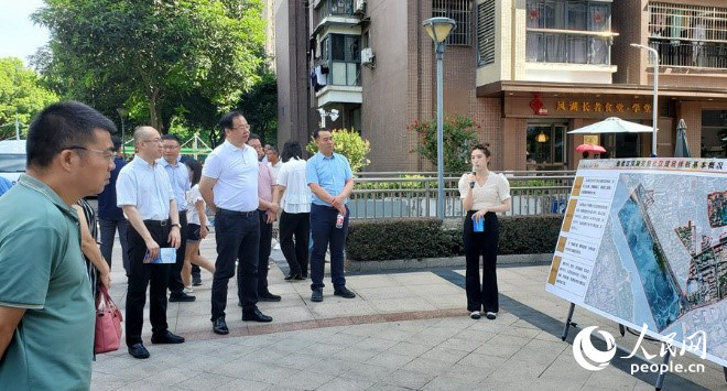 在凤湖新城二区,工作人员介绍凤湖完整社区项目建设情况。人民网记者 张子剑摄