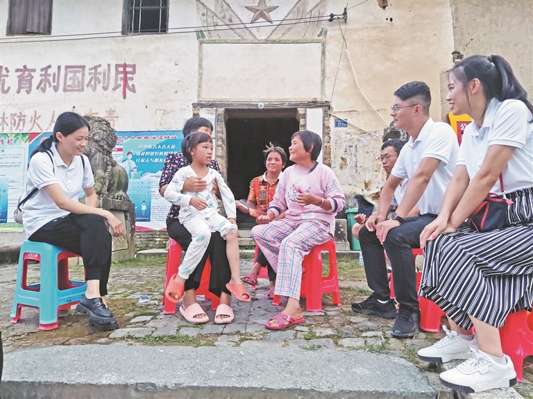 “四下基层”实践活动学员在实践基地和村民闲话家常，了解生活情况