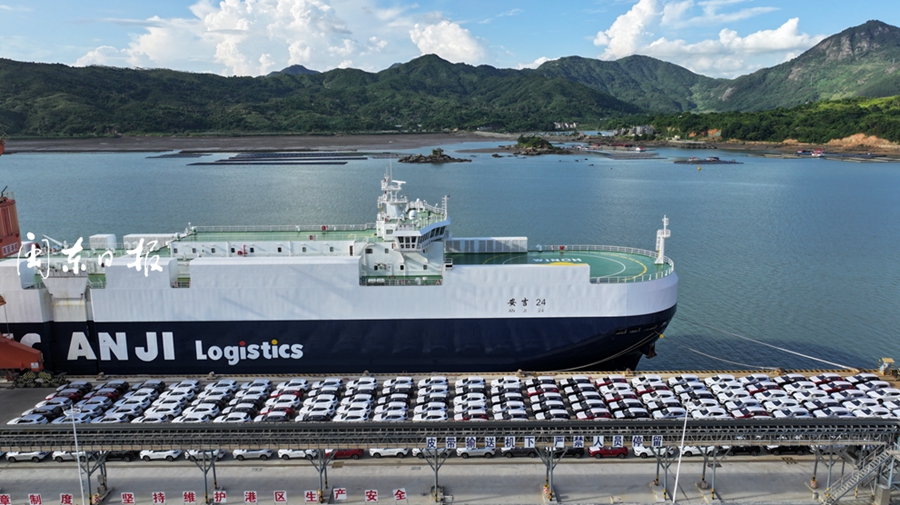 待装船的汽车。