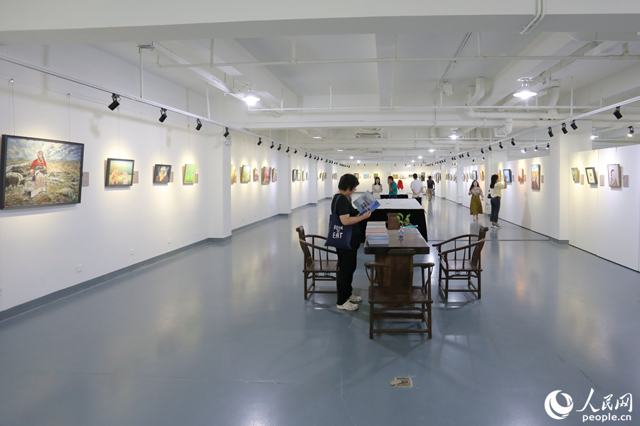 第三届国家开放大学在线油画教学成果展在厦门集美开幕。人民网 陈博摄