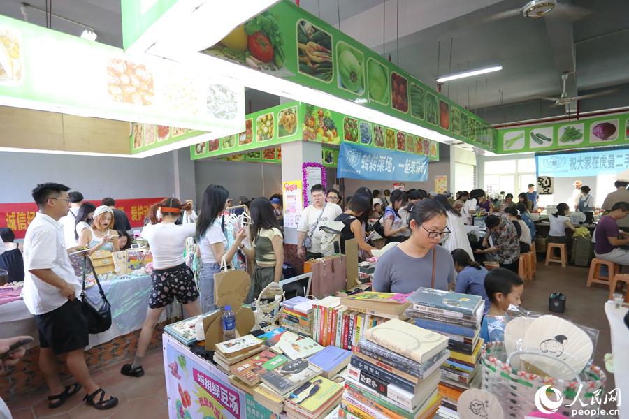 厦门集美大社菜市场二楼的“二手市集”。人民网 陈博摄