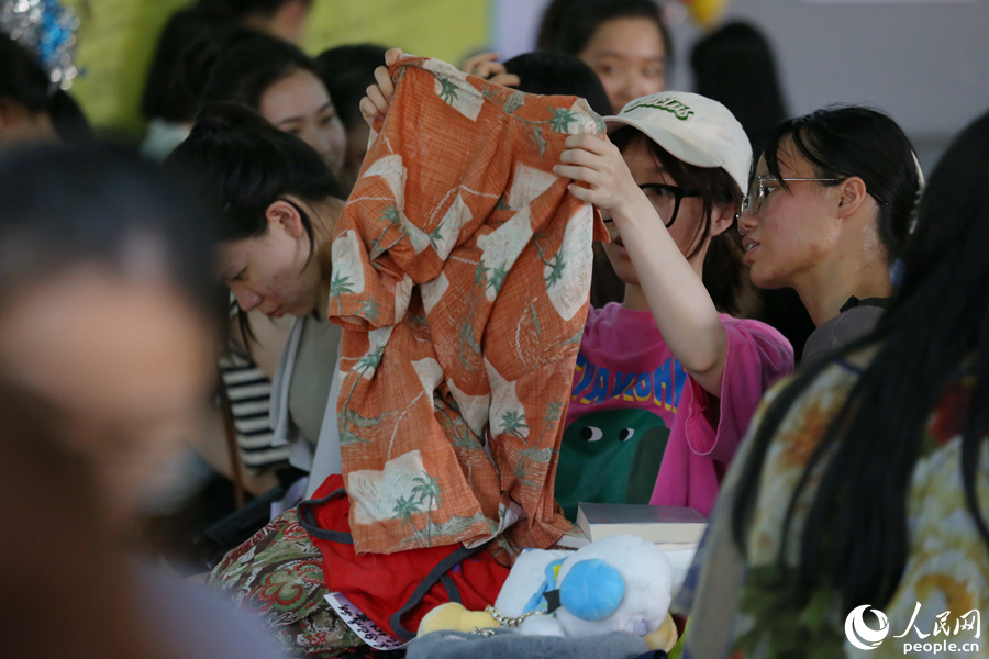 挑选闲置衣物的游客。人民网 陈博摄