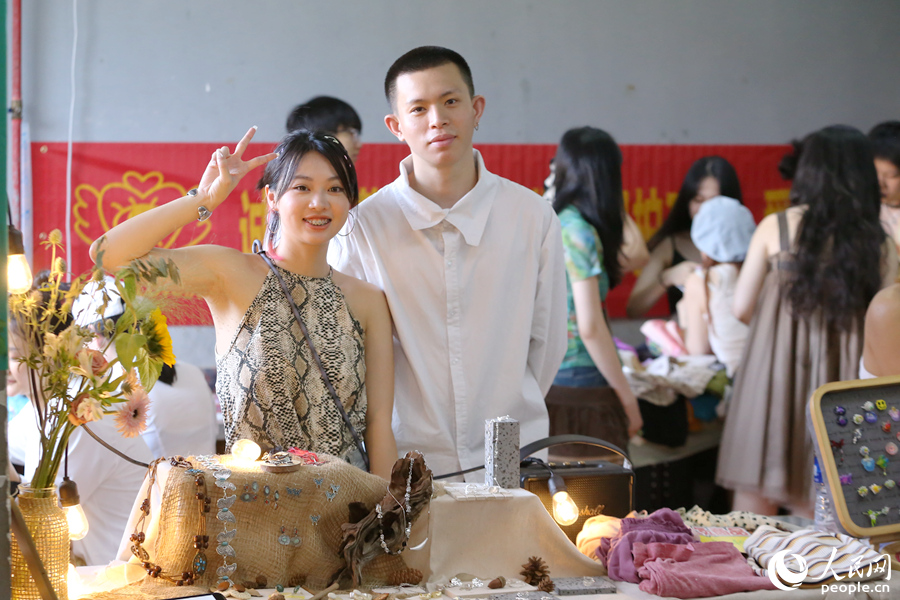 “二手市集”中的年轻摊主带来了闲置饰品和服饰。人民网 陈博摄