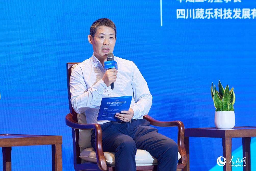 中國社會科學院新媒體研究中心副主任兼秘書長黃楚新。人民網攝