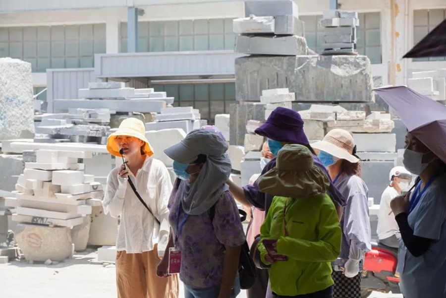黄惠清为学员实地解说石雕影雕的生产工艺