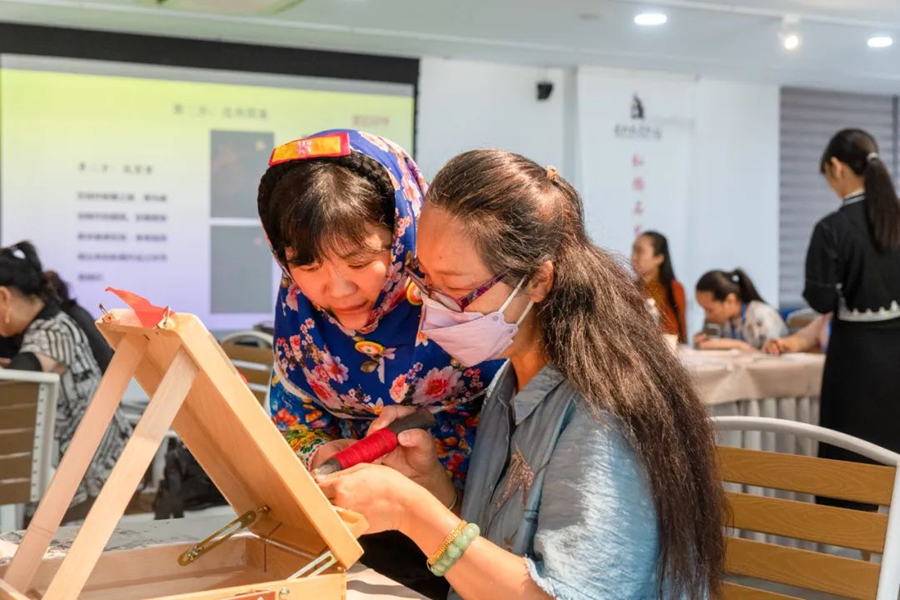 学员在老师的指导下完成影雕作品。