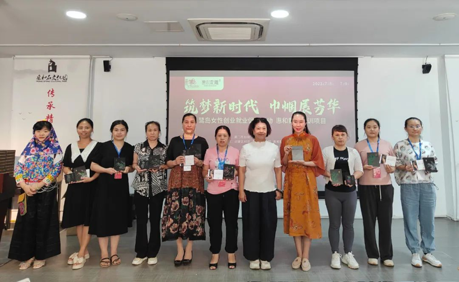 李雅华为学员颁发结业证书