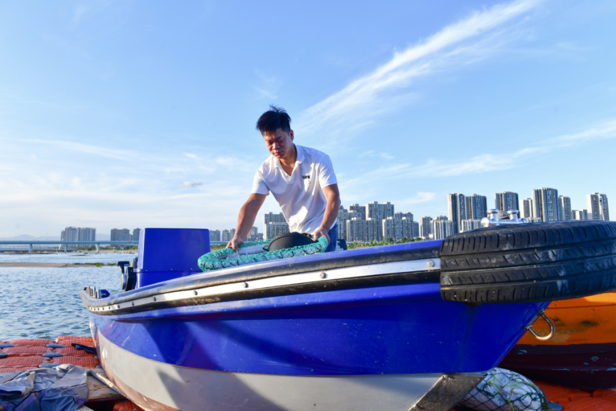 陳燕武整理漁具。夏海濱攝