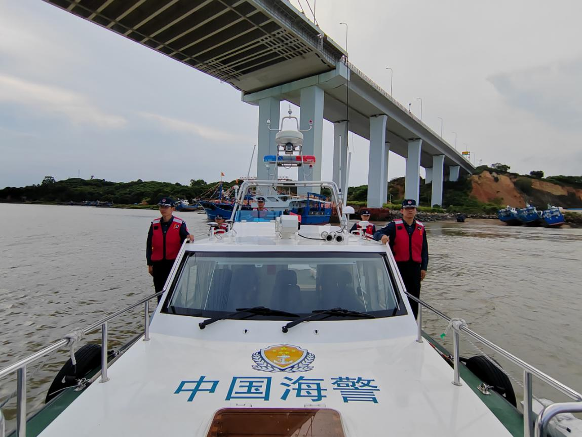 漳州海警局執法人員正在廈漳大橋附近海域開展海上巡邏。漳州海警局供圖