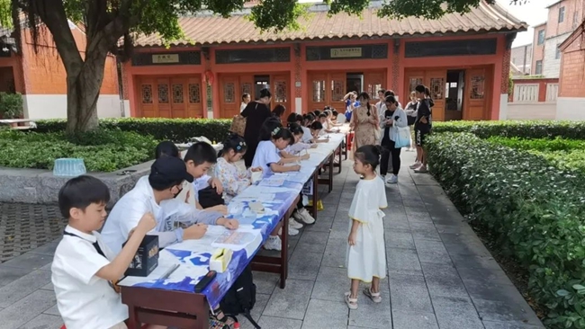 临摹祈风石刻。泉州清源山风景名胜区管理委员会供图