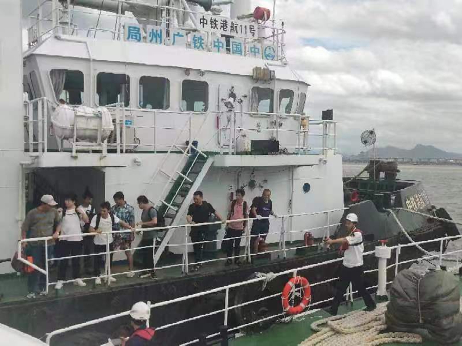 转移工程船人员.jpg