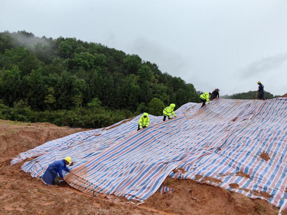 南平高速執法支隊對重點施工企業進行監管。福建省交通廳供圖