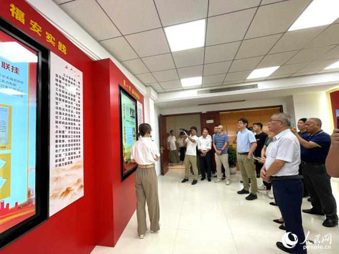 调研团一行在青拓集团红色党建中心参观学习。人民网记者 陈蓝燕摄