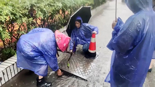 清理排水口、排水井邊的淤積物