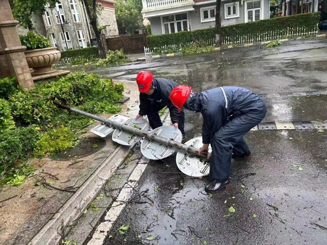 清理路障。豐澤區融媒體中心供圖