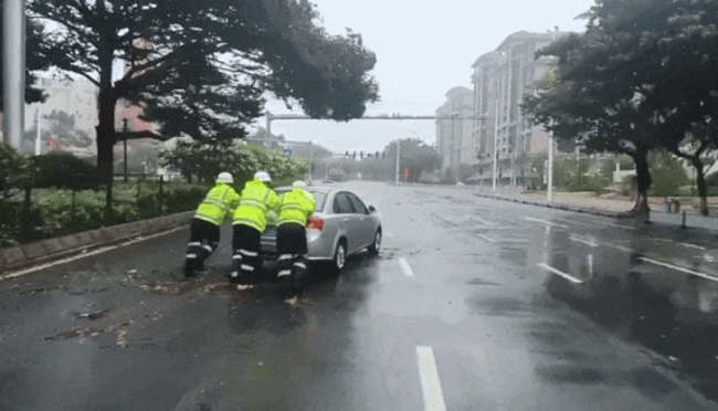 合力推動拋錨的汽車。豐澤區融媒體中心供圖