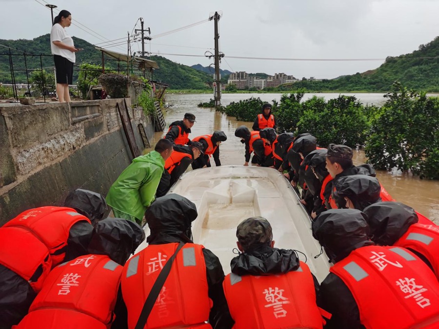 7月29日，福州連江，武警福建總隊機動支隊官兵利用沖鋒舟展開救援。黃祖萬攝