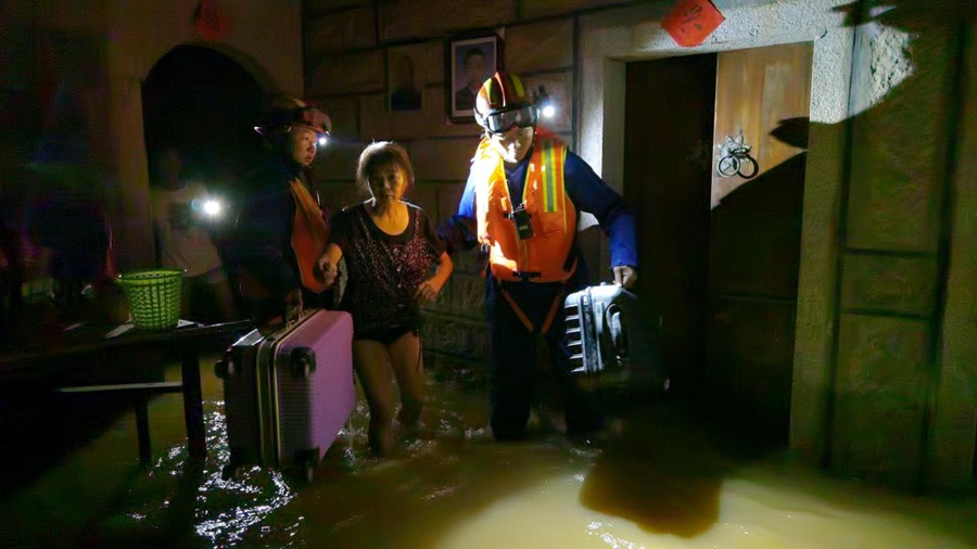 7月29日凌晨，泉州消防指战员泉州市泉港区界山镇鸠林村解救受困群众。泉州市消防救援支队供图