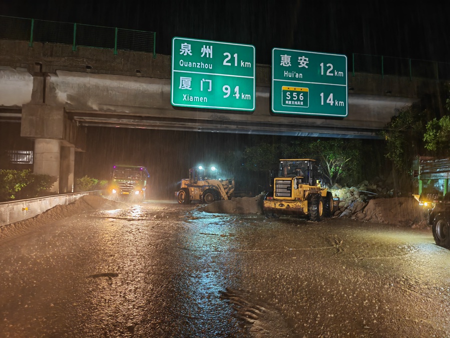 沈海高速泉州路段水毀損失嚴重，福建高速集團在爭分奪秒開展路面清理。福建高速集團供圖