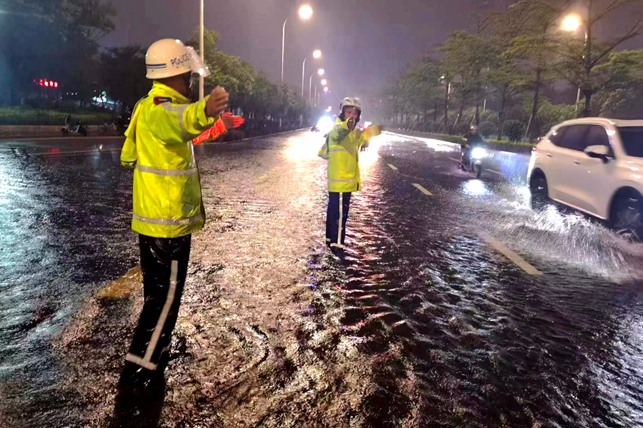 交警部門持續疏導積水路段交通。福州市公安局交警支隊供圖