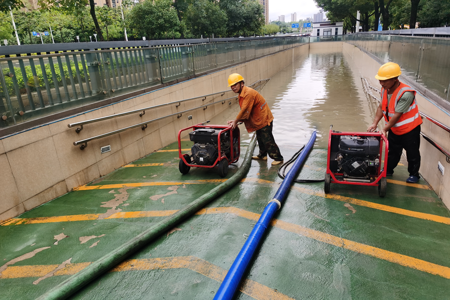 福州市市政工程中心工作人員正在進行地下通道排水作業。福州市市政工程中心供圖