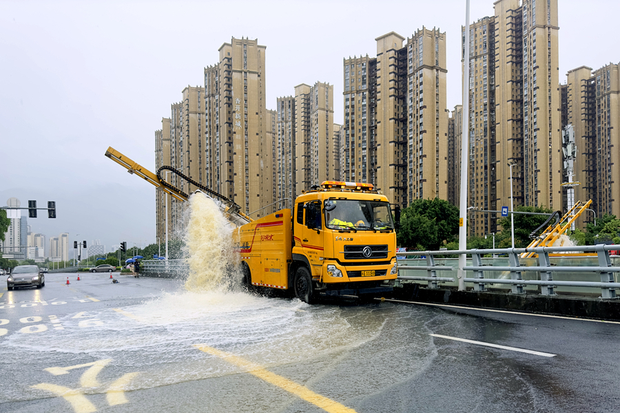 福州市城市排水有限公司工作人員對市區積水點進行排水處置。福州市城市排水有限公司供圖